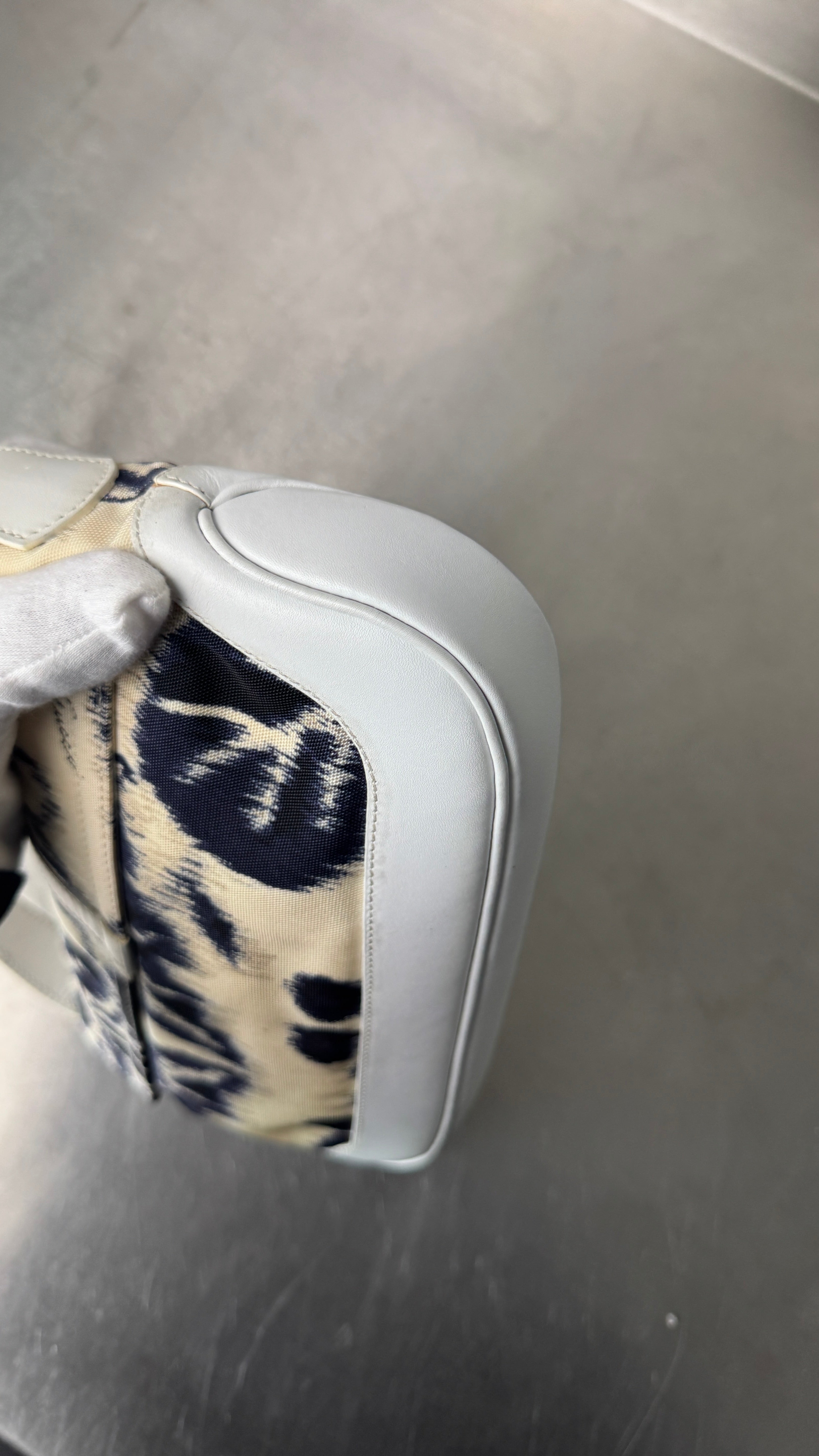 2000's Gucci White Jackie Shoulder Bag