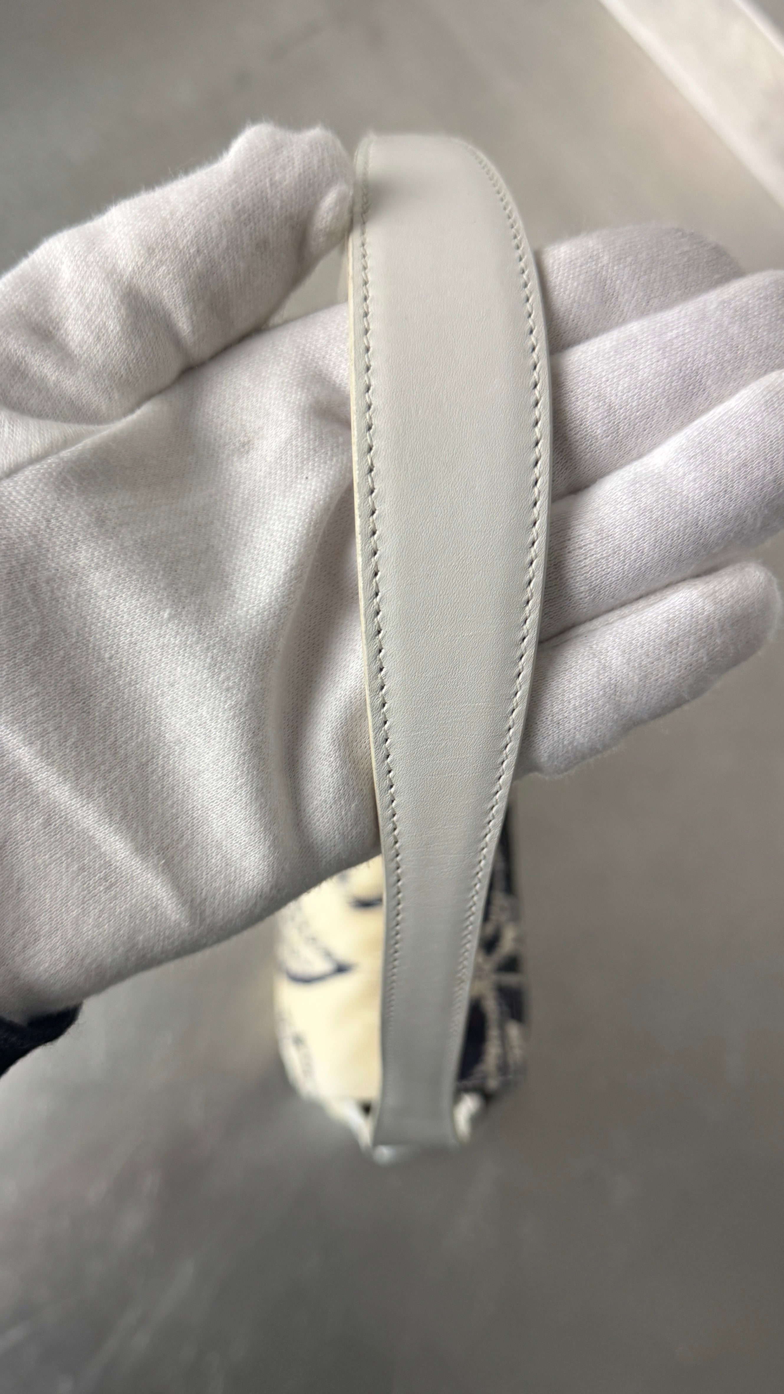 2000's Gucci White Jackie Shoulder Bag